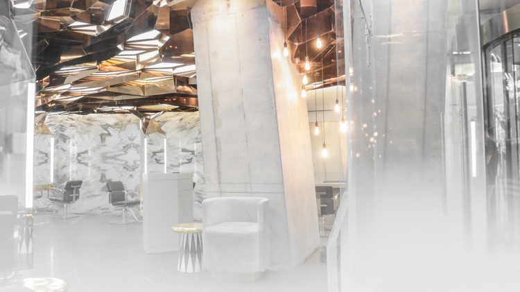 Pereții din sticlă sunt o zonă de lounge parțial opacă