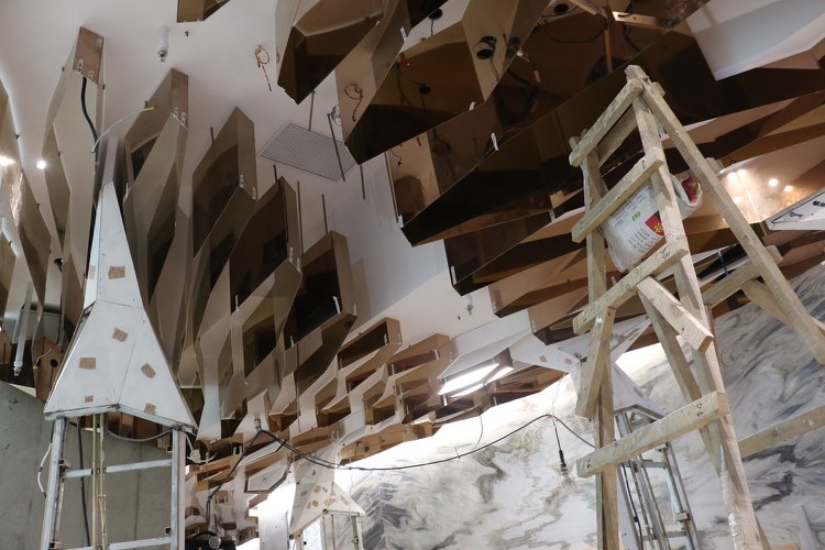 Proiectarea procesului de construcție a tavanului din 300 de hexagone metalice