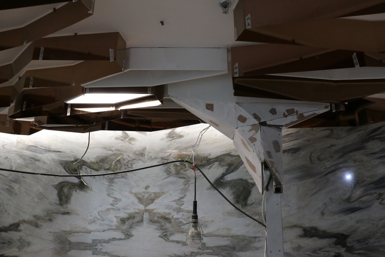 Procesul de construcție Exagonele din oțel inoxidabil formează tavanul