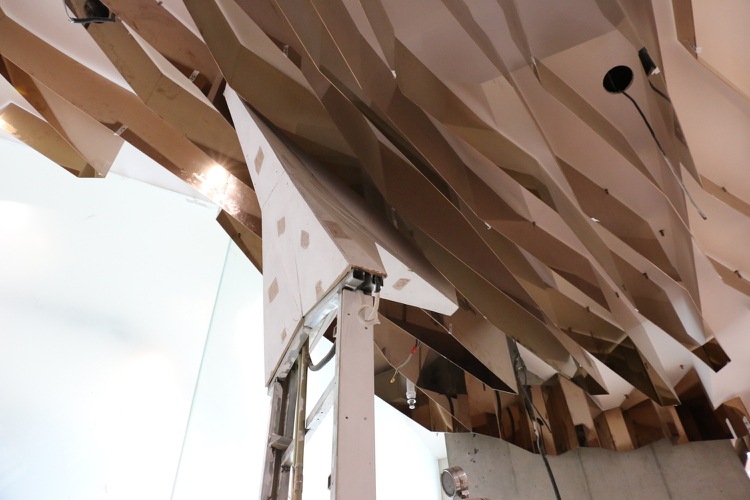 Procesul de construcție Instalarea oglinzii cosmetice cu iluminare