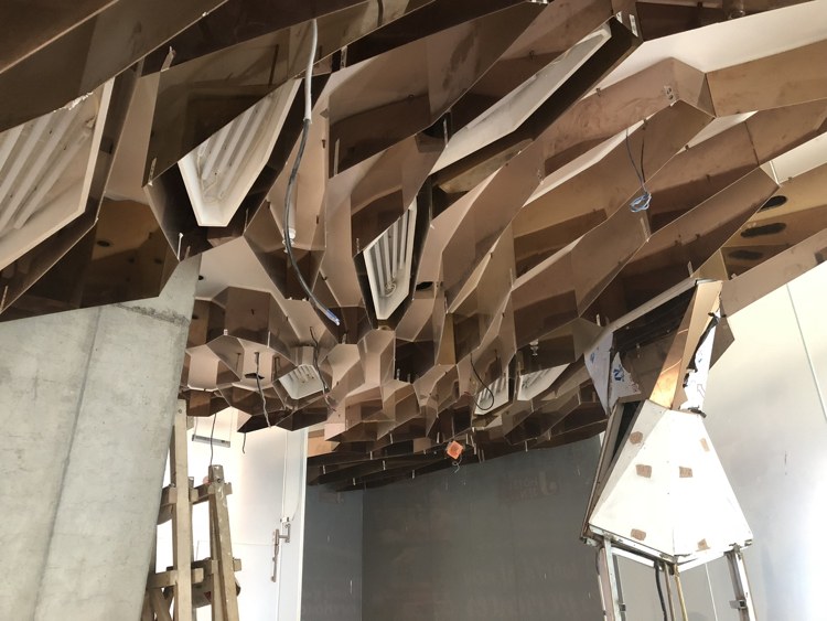 Construcția tavanului realizată din oțel inoxidabil de culoare aurie