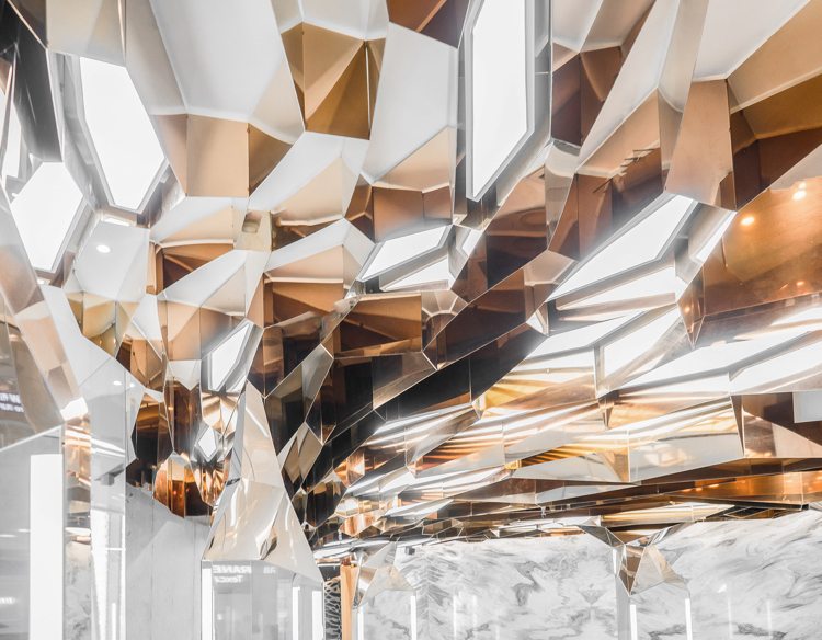 Proiectarea tavanului într-un salon de coafură modern din Pekin