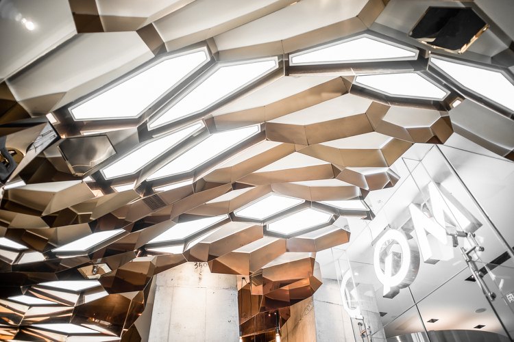 Designul tavanului ca sculptura modernă în salonul de coafură