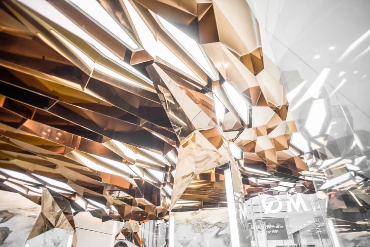 Salon de coafură din Beijing Design de tavan din oțel inoxidabil de culoare aurie