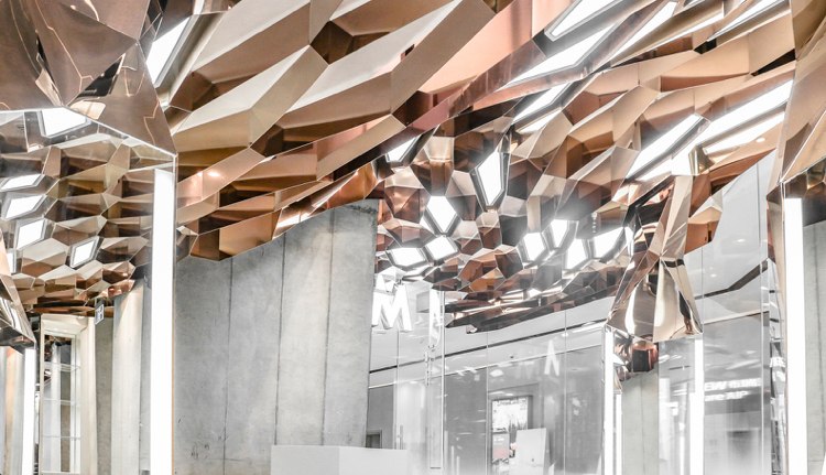 Salon de coafură cu design exclusiv de tavan din oțel inoxidabil de culoare aurie