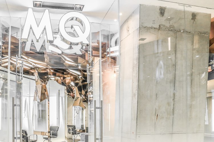 Salon de coafură cu pereți de sticlă și mobilier exclusivist