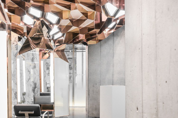 Amestec modern de materiale, beton expus, sticlă și oțel inoxidabil