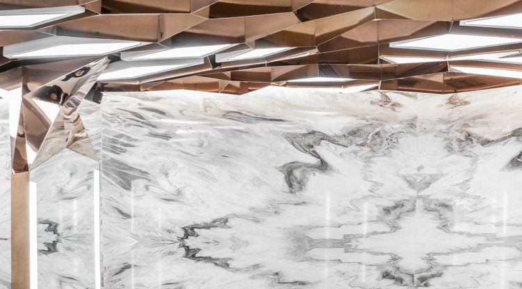 Placare de perete din marmură și design de tavan din elemente din oțel inoxidabil