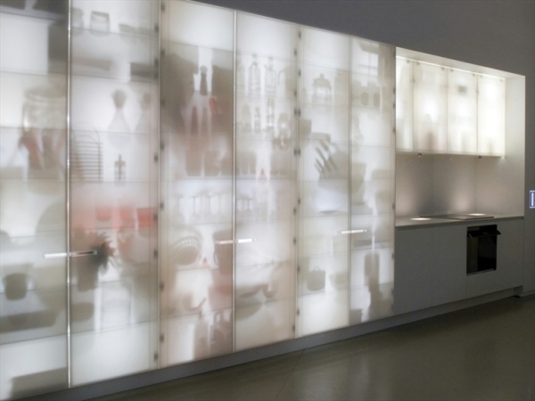 modele de bucătărie futuriste iluminate de raftul de perete ernestomeda