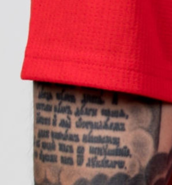 Fiodoras rašo ant dešinės rankos