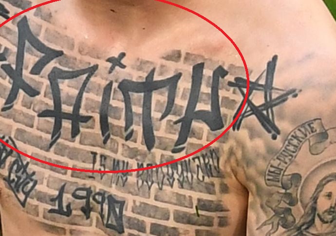 Fiodoro tatuiruotė rašant krūtinę