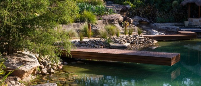 amenajare grădină pasarelă lemn grădină cale bazin iaz