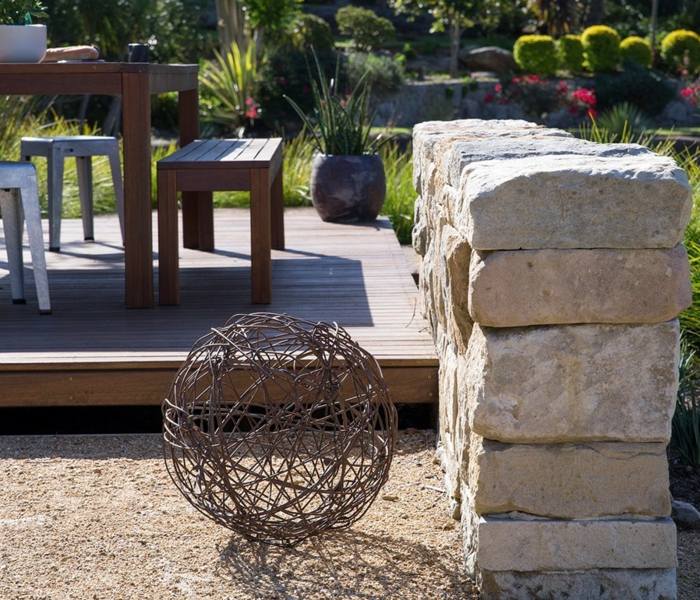 terasa design lemn piatra perete masa gradina banca nisip