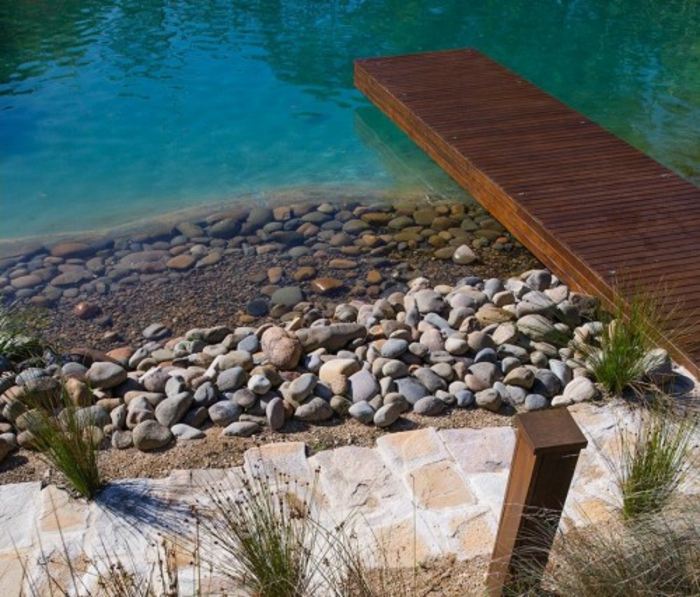 pasarela lemn piscina turcoaz iaz banc pietricele