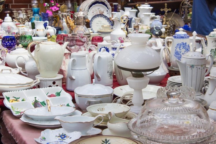 Folosiți vase vechi pentru a face decorațiuni de grădină