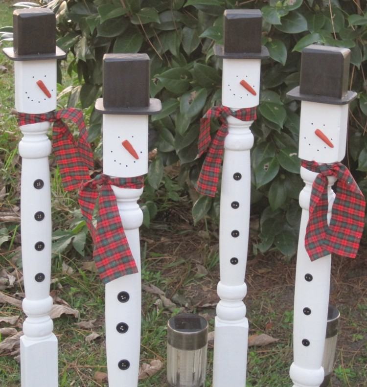 Decorațiuni de grădină din lemn recuperat - oameni de zăpadă ca dopuri de grădină Decorațiuni de grădină din lemn Crăciun-do-it-yourself-vechi-masă-picioare-om-de-zăpadă-fețe