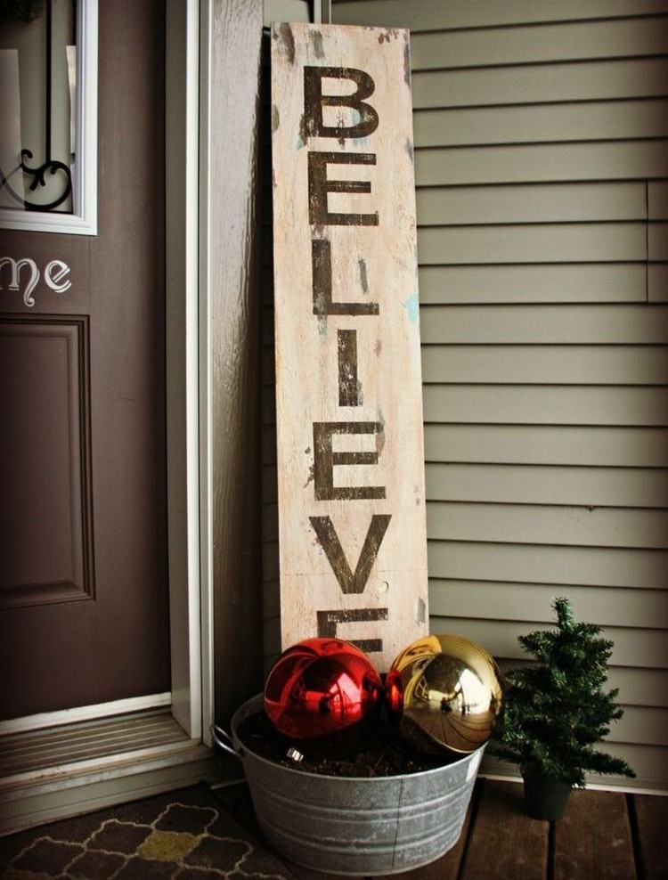 Bile de sticlă într-o găleată de tablă și semn decor-grădină-lemn-Crăciun-face-te-singur-ușa-de-intrare-găleată-galeață-bile-de-sticlă
