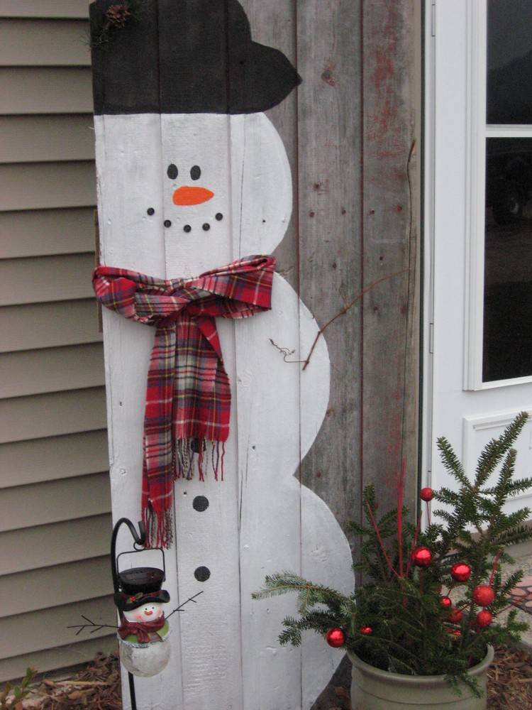 O figură de om de zăpadă de pe o ușă veche de lemn decor-grădină-lemn-Crăciun-do-it-yourself-om-de-zăpadă-ușă-din-lemn-vechi