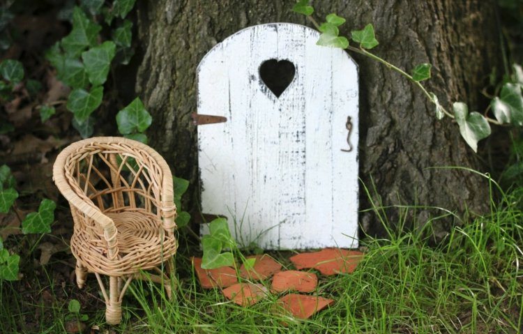 Ușă albă DIY pentru decorarea copacului decorați-vă-vă-grădina-cu-ușă-cu-coș-scaun-verandă