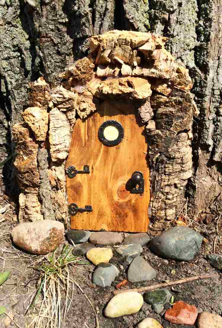 Faceți-vă rame de ușă din scoarță face-it-yourself-garden-decor-gnome-doorframe-scoarță-pietricele-drum de grădină