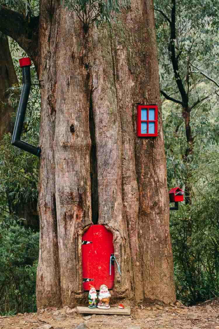 Casa Gnome ca decor de grădină cu ușă, fereastră, coș și cutie poștală face-it-yourself-grădină-decorare-roșu-design-coș-fereastră-cutie poștală-cifră