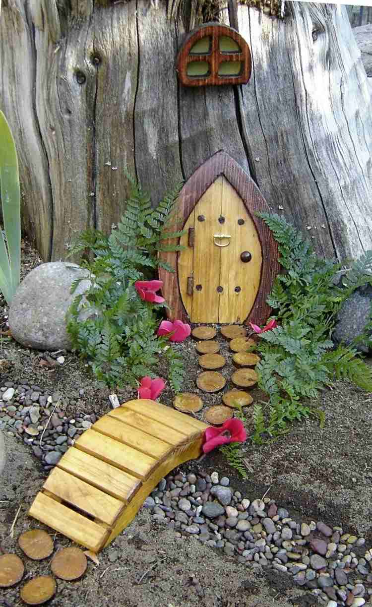 Un decor în grădină cu un pârâu și pod face-it-yourself-decor-gradina-elf-casa-stream-pod-lemn-plante-flori-disc-lemn