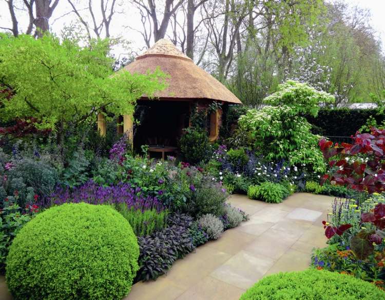 Faceți grădina plină de flori amenajare grădină 2014 flori-lils-box-bush-foișor-acoperiș din stuf