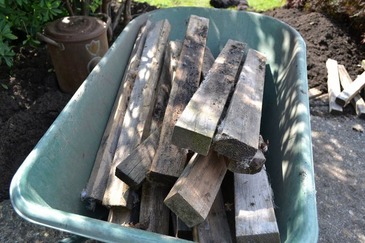 Reciclarea lemnului rezidual în grădină pentru proiectul de construcție