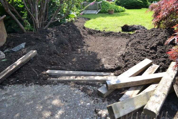 Construiți-vă propria cale de grădină din lemn și încorporați scânduri de lemn în pământ