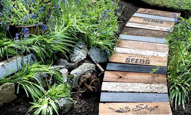 Reciclați deșeurile de lemn din trotuarul DIY din grădină de pe paleți