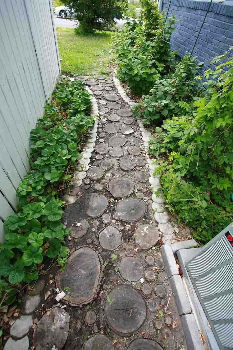 Calea de grădină ieftină din felii de lemn