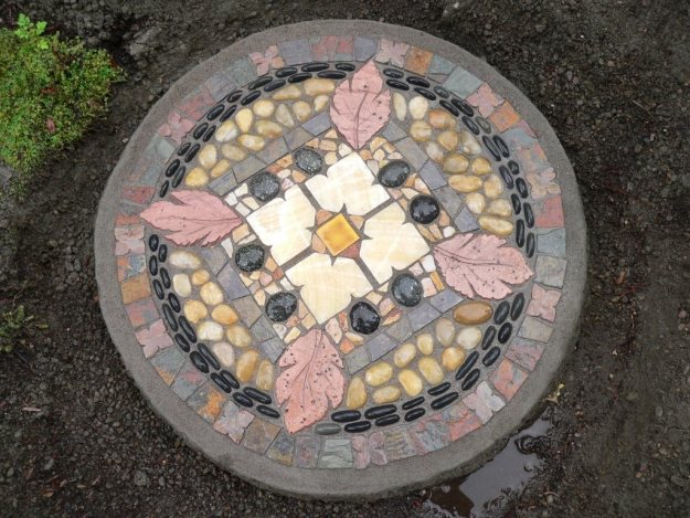 Căile de grădină formate din pietre forme creative formează un cerc