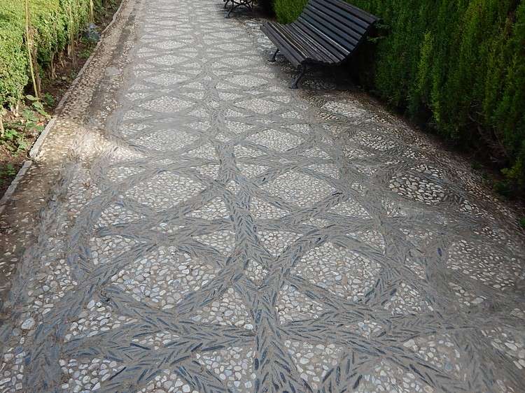 cărări de grădină-pietricele-mozaic-design-forme circulare