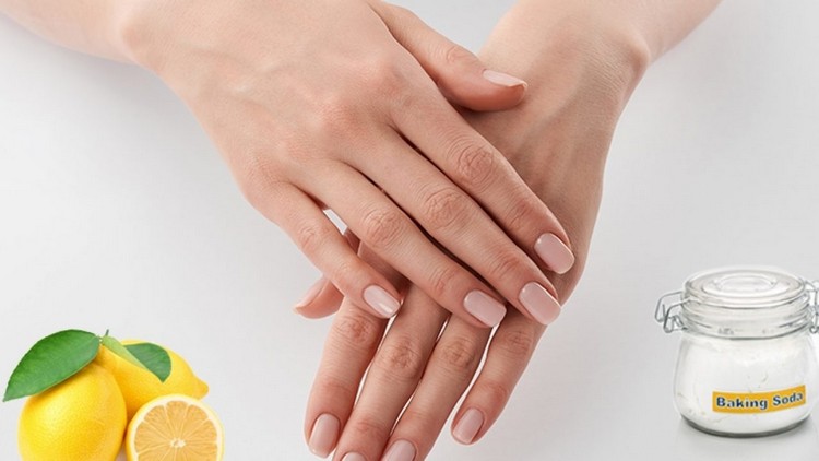 Folosiți pastă de dinți pe unghii pentru a ușura unghiile decolorate