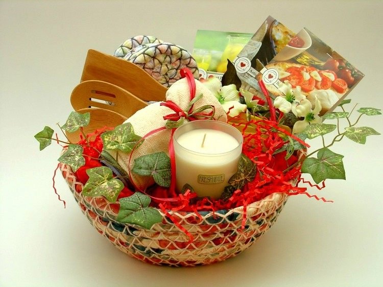 Cos cadou decorat pentru bucatarie cadouri-mutare-in-casa-inaugurare-decorate-prezent-cos-carte-de-bucate-lumanari-accesorii bucatarie