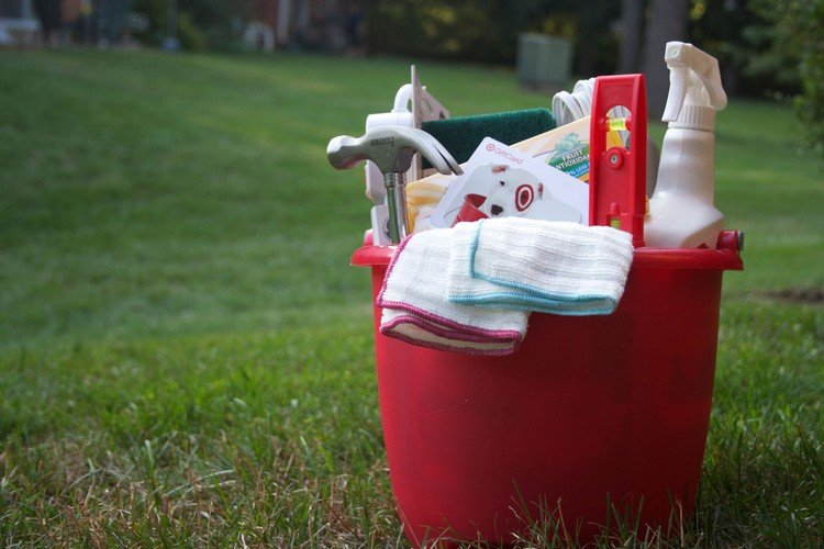 Cadouri de colecție - produse de curățat într-o găleată roșie prezintă-mutarea-în-un-apartament-nou-practic-găleată-unelte-necesare-de-uz casnic