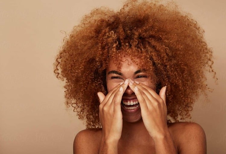 Aplicați exerciții de yoga faciale împotriva ridurilor de pe față