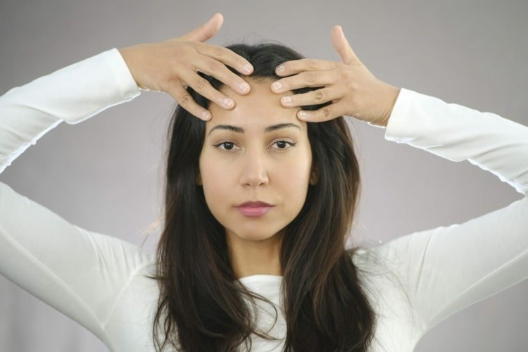 Preveniți ridurile frunții cu mișcări de mângâiere cu degetele