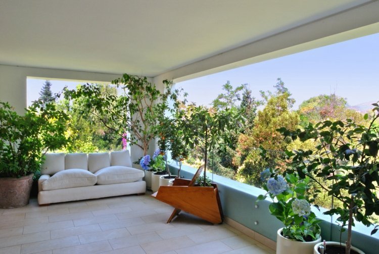 idee de design balcon baldachin mobilier modern canapea alb scaun din lemn