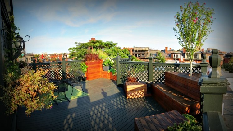 idee de design balcon zonă de relaxare copac podea din lemn