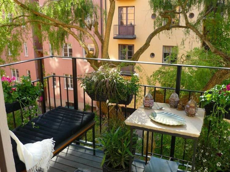 ideea de design bancă balcon tapițerie plante decorare cutie de flori