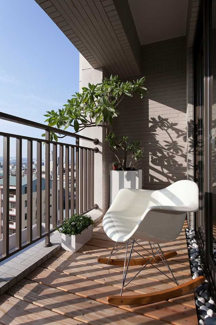 ideea de design balcon mobilier simplu balansoar alb scaun scaun copac