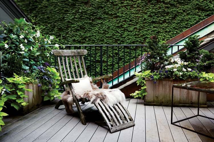 idee de design balcon scaun de terasa lemn rustic plante blana
