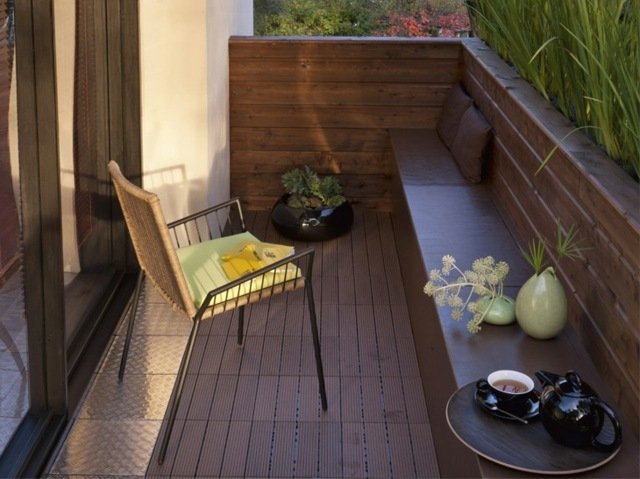 Masă înaltă din lemn de bambus, balustradă, scaun din ratan, zonă de relaxare confortabilă