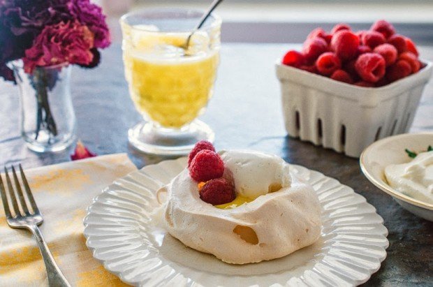Lămâi și căpșuni în această mare mousse deserturi-fara-gluten-tort-pavlova-lamaie