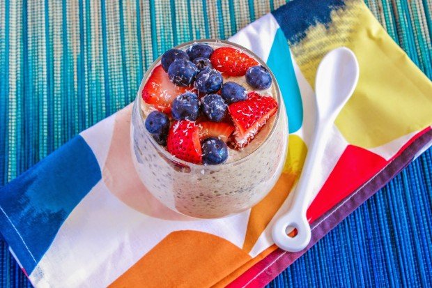 Serviți terciul de mic dejun cu fructe de pădure desert-fara-gluten-mic-dejun-budinca-fructe de padure