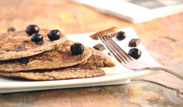 Clatite mici decorate cu fructe de padure deserturi-fara-gluten-oua-tort-fructe-de-padure