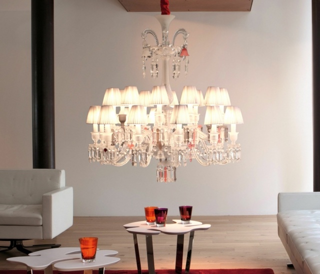 Ochelarii canapele amenajate în living decorează masa laterală