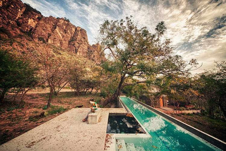 piscina ingusta cu iaz casa-unifamilială-mexico-bazin-de-piscină îngustă