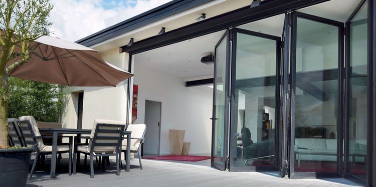 Uși pliante din sticlă pentru terasă cu șină retractabilă cu fund plat uși-de-sticlă-pliante-terasă-în-deschidere-mobilier-de-grădină-umbrelă-în-consolă-umbrelă